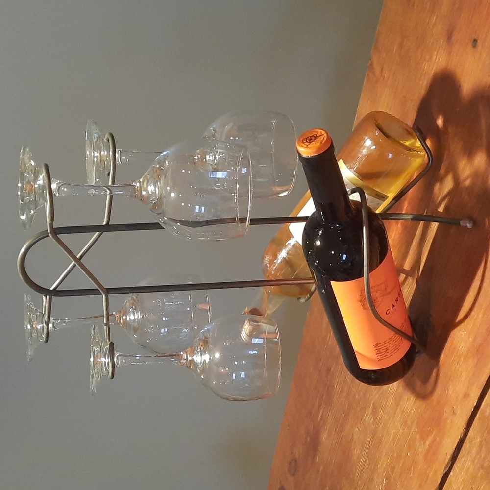 Mini winerack with 4 wine glasses